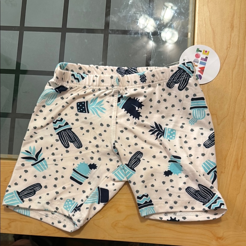 NWT. DotDotSmile kick shorts. Size 3/4.